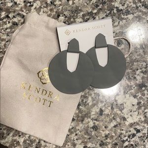 NWT Kendra Scott Diane Earrings! 💎